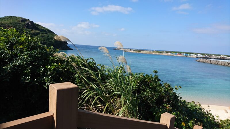 沖縄の離島の海の風景です。