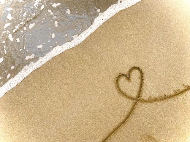砂浜のハートの落書きです。