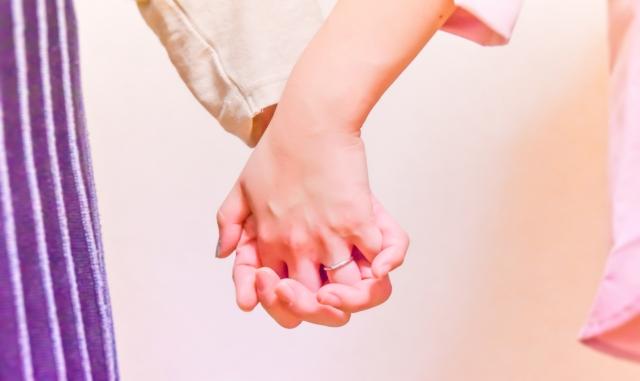 手を繋ぐカップルです。